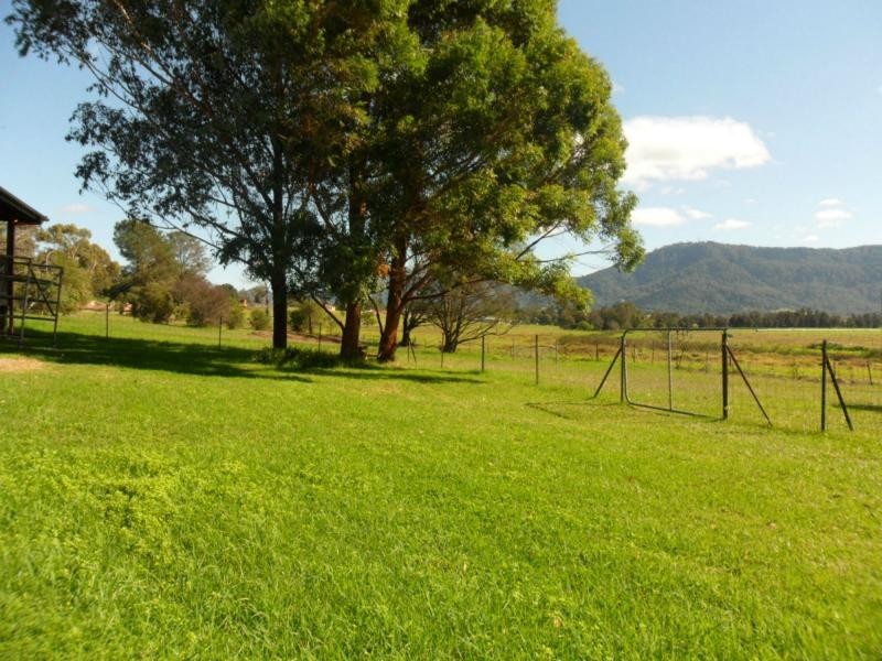1/2 Roseville Road, Bomaderry NSW 2541