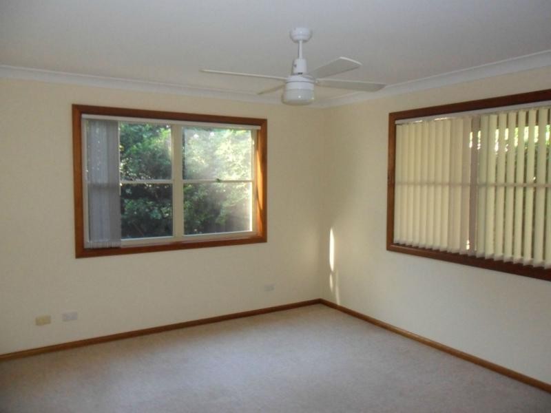1/2 Roseville Road, Bomaderry NSW 2541