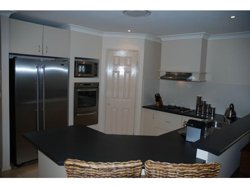 10 Rouken Glen Drive, West Nowra NSW 2541