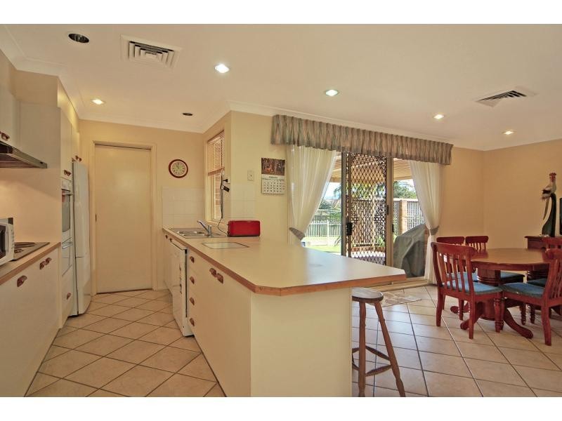 15 Robinia Way, Worrigee NSW 2540