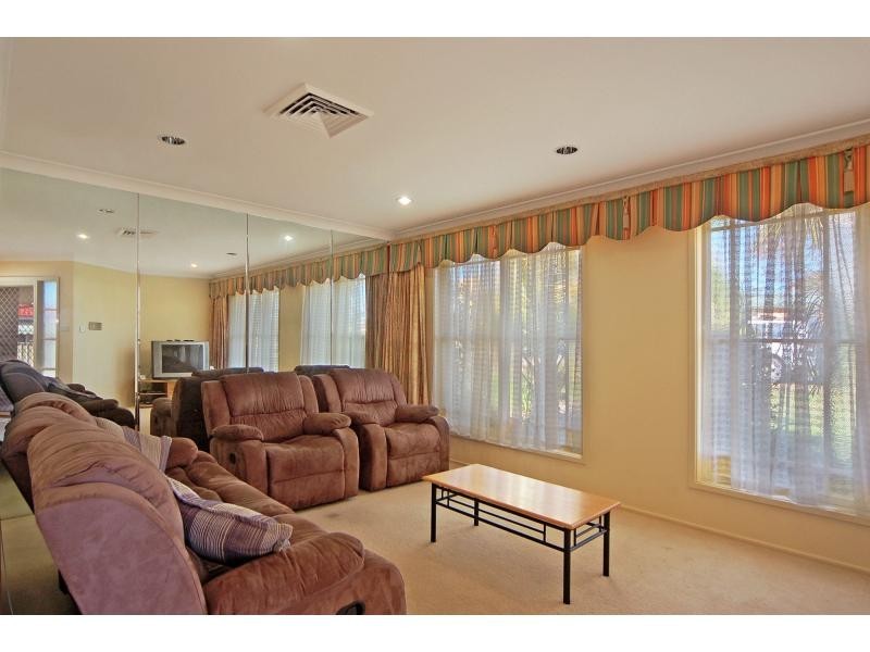 15 Robinia Way, Worrigee NSW 2540