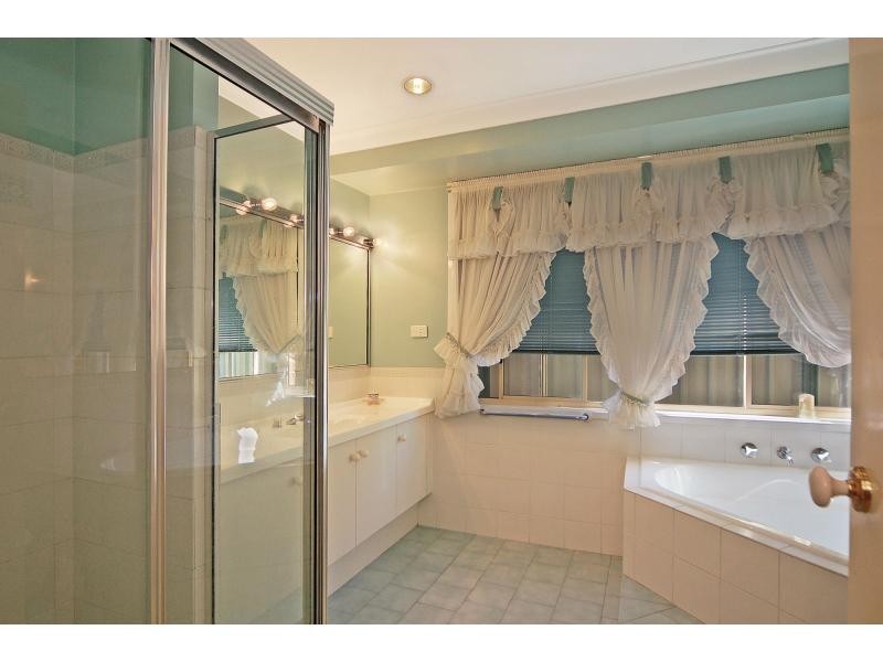 15 Robinia Way, Worrigee NSW 2540