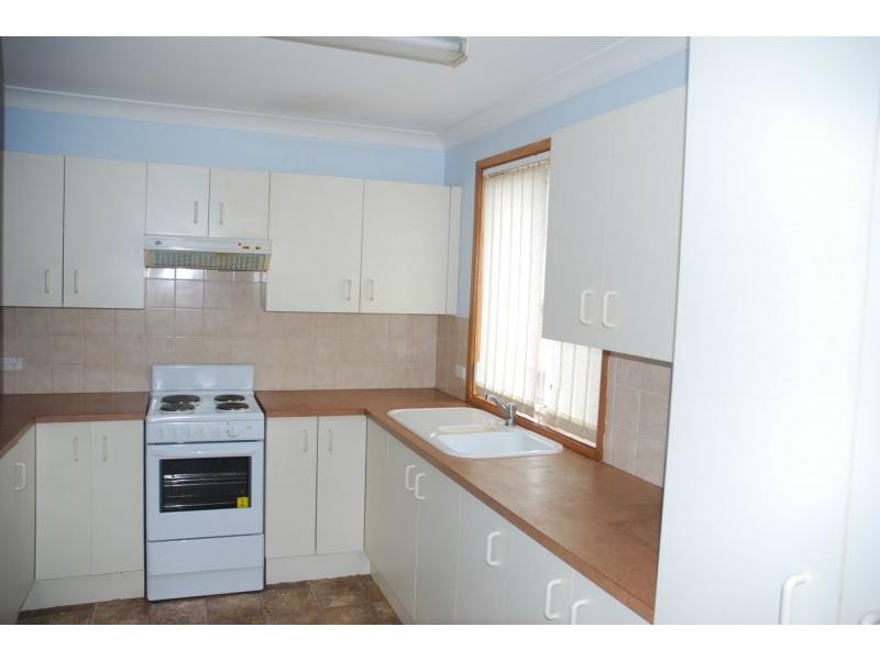 4/4 Carisbrooke Close, Bomaderry NSW 2541