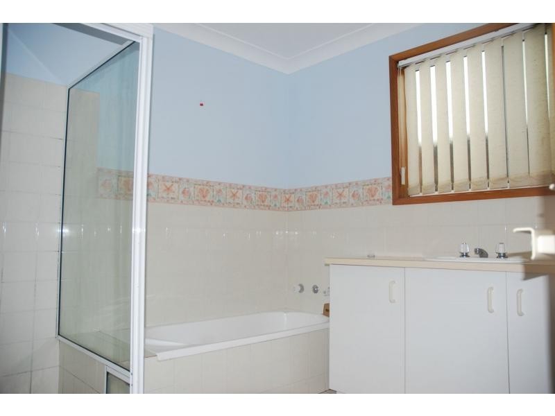 4/4 Carisbrooke Close, Bomaderry NSW 2541