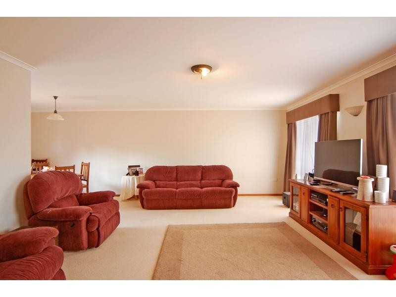 6 Ferntree Drive, Bomaderry NSW 2541