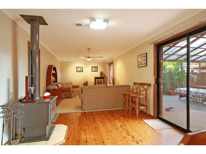 6 Ferntree Drive, Bomaderry NSW 2541