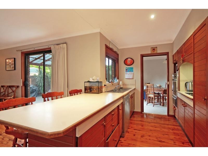 6 Ferntree Drive, Bomaderry NSW 2541