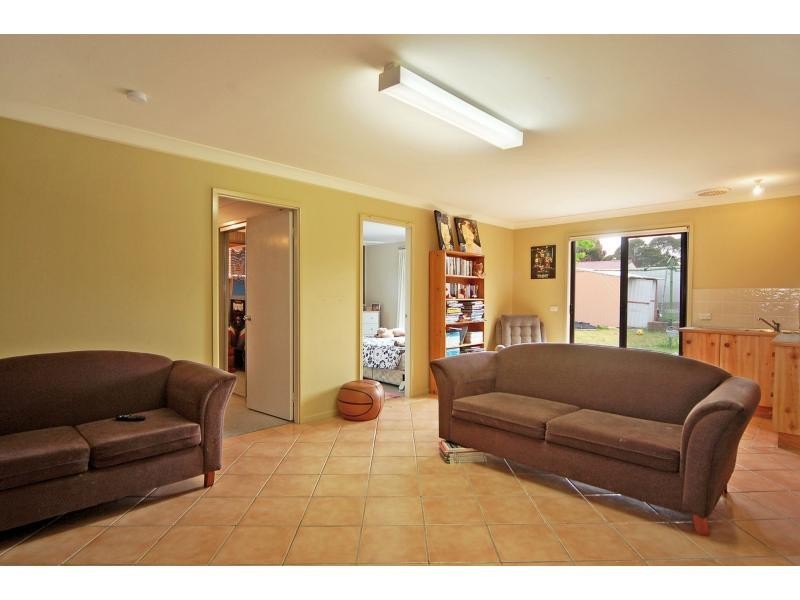 6 Ferntree Drive, Bomaderry NSW 2541