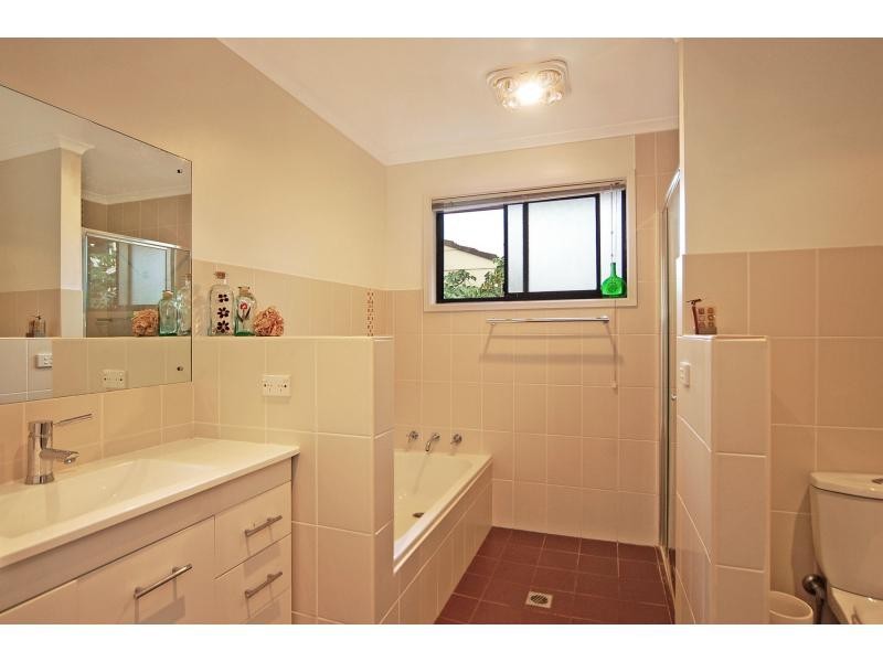 6 Ferntree Drive, Bomaderry NSW 2541