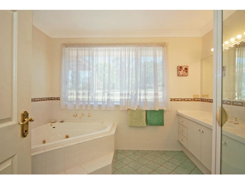 20 Tartarian Crescent, Bomaderry NSW 2541