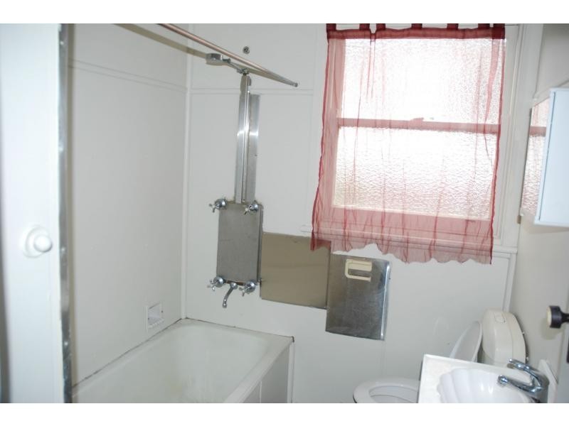 2/2 Lynburn Avenue, Bomaderry NSW 2541