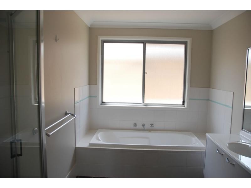 42 Lacebark Grove, Worrigee NSW 2540