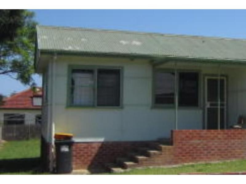 1/2 Lynburn Avenue, Bomaderry NSW 2541