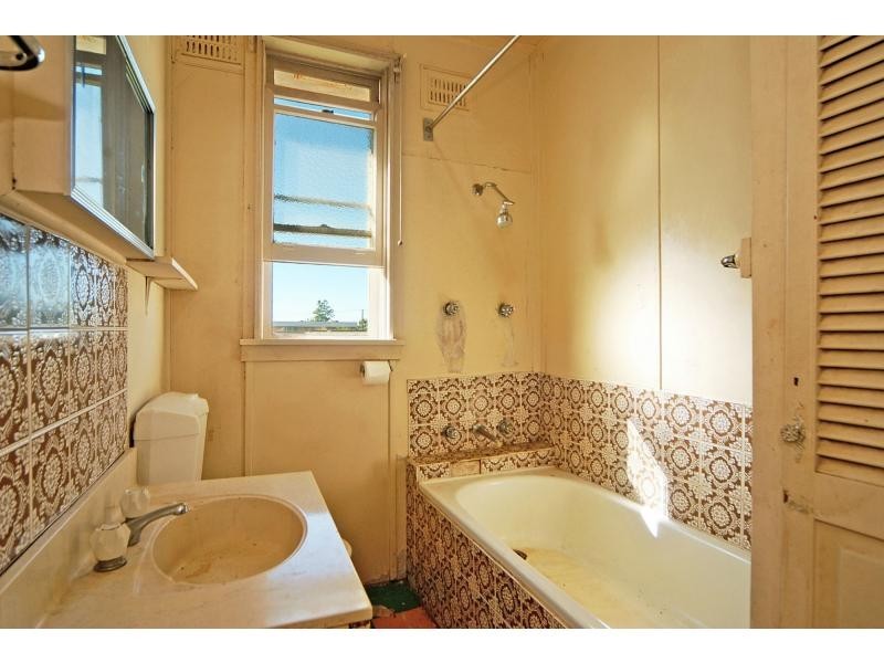 10 Burr Avenue, Nowra NSW 2541