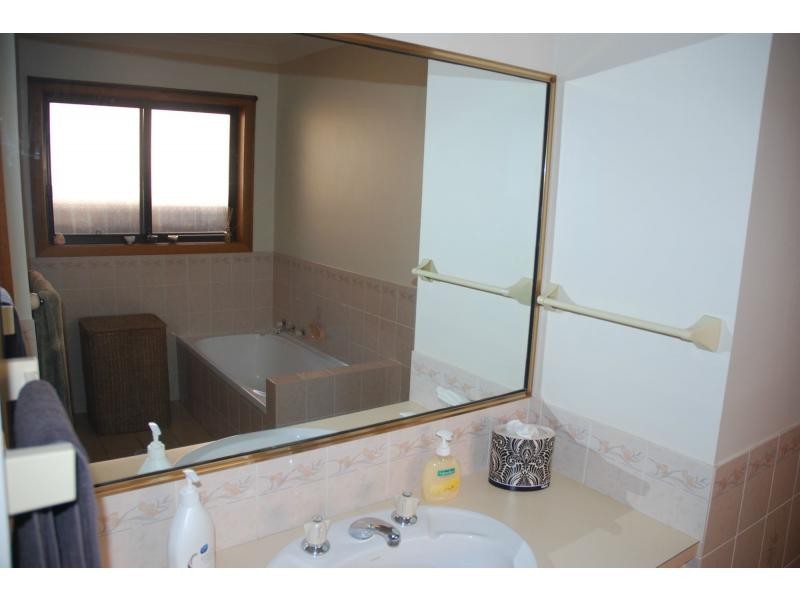 30 Ferntree Drive, Bomaderry NSW 2541