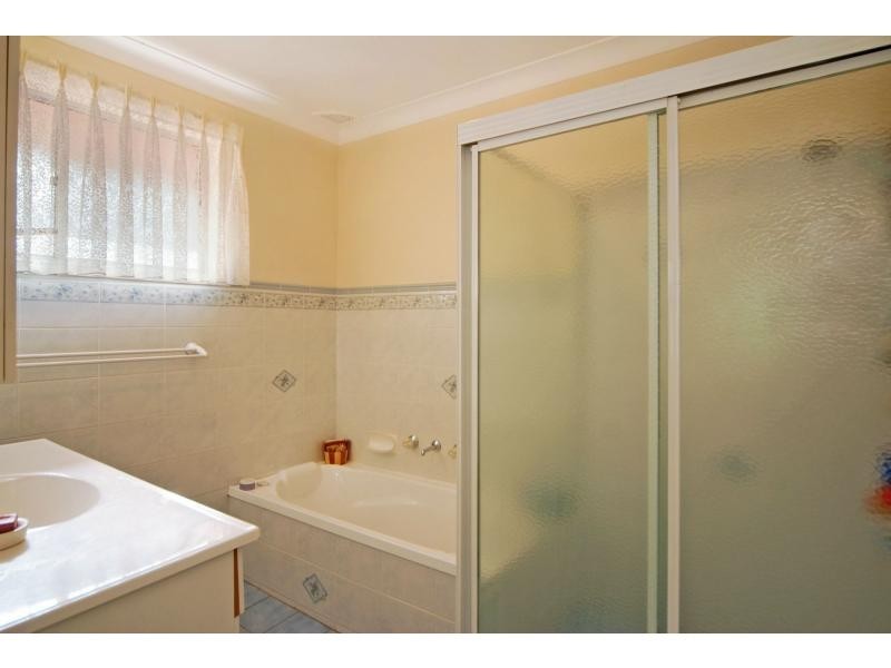 11 Lyrebird Drive, Nowra NSW 2541