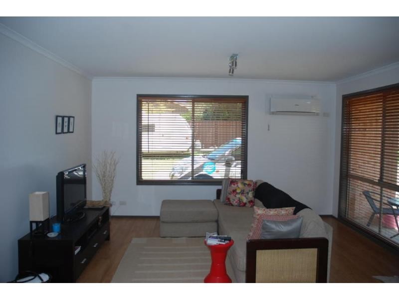 4/6 Carisbrooke Close, Bomaderry NSW 2541