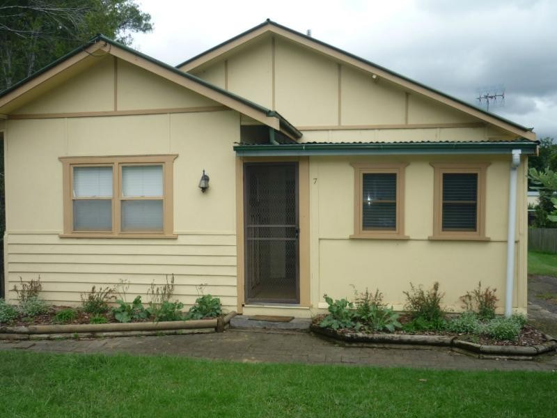 7 Brinawarr Street, Bomaderry NSW 2541