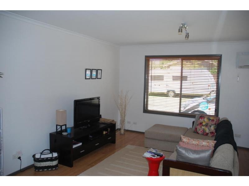 4/6 Carisbrooke Close, Bomaderry NSW 2541