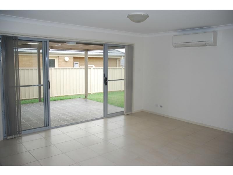 2/1 Palm Lily Close, Worrigee NSW 2540