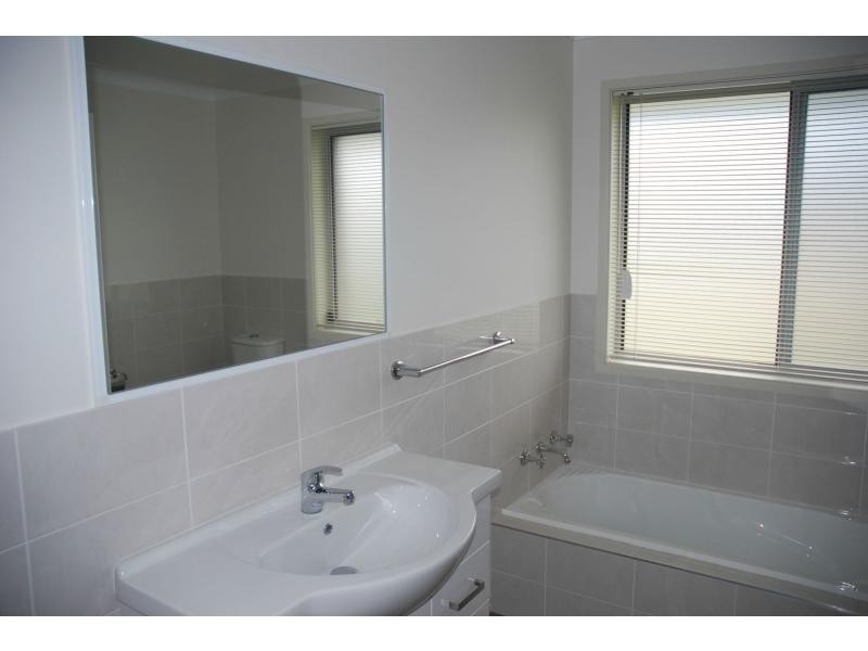 2/1 Palm Lily Close, Worrigee NSW 2540
