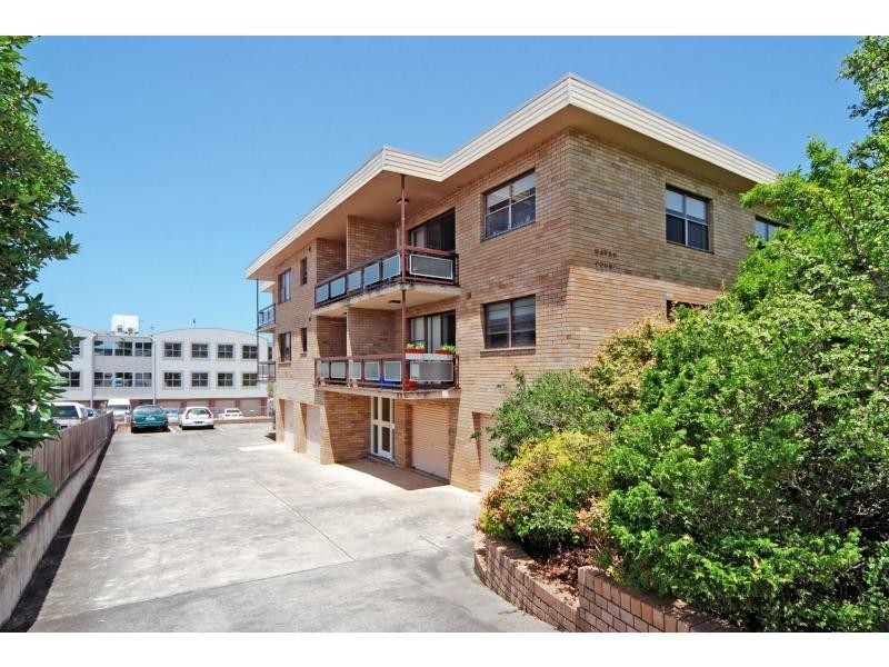 2/6 Burr Avenue, Nowra NSW 2541