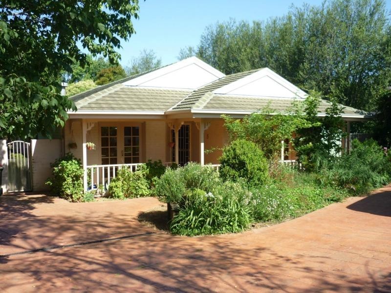 5 Katela Avenue, Bomaderry NSW 2541