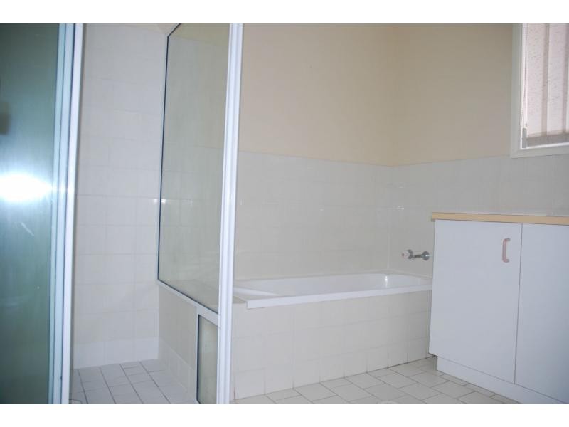 1/4 Carisbrooke Close, Bomaderry NSW 2541