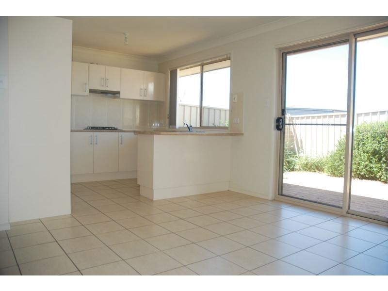 7/8 Meroo Road, Bomaderry NSW 2541