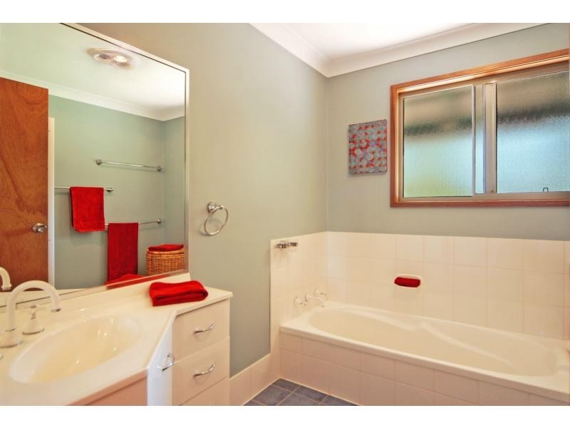 8 Hayward Road, Wandandian NSW 2540