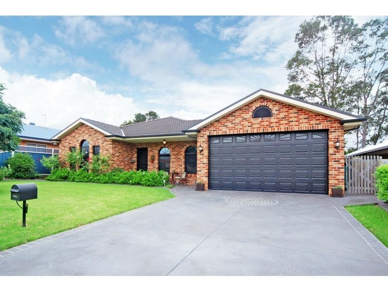 11 Jade Place, Meroo Meadow NSW 2540