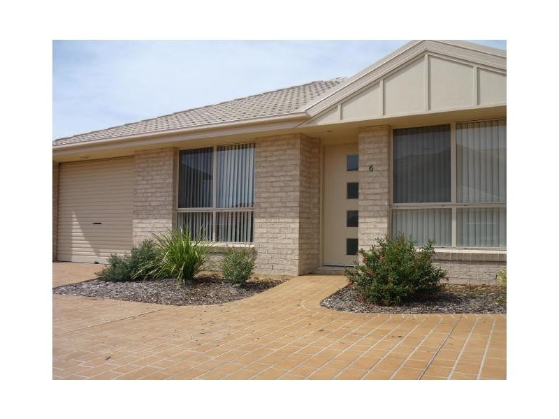 6/8 Meroo Road, Bomaderry NSW 2541