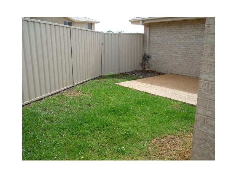 6/8 Meroo Road, Bomaderry NSW 2541