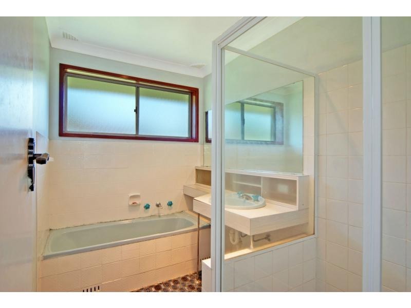 4 Yeovil Drive, Bomaderry NSW 2541