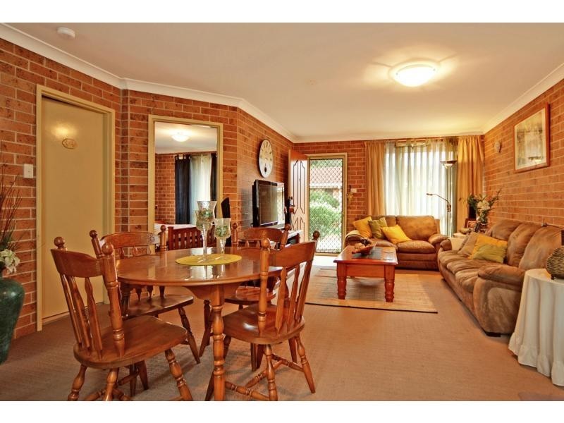 2/1 Carisbrooke Close, Bomaderry NSW 2541