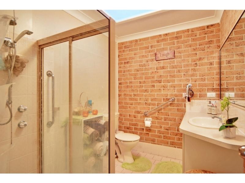 2/1 Carisbrooke Close, Bomaderry NSW 2541