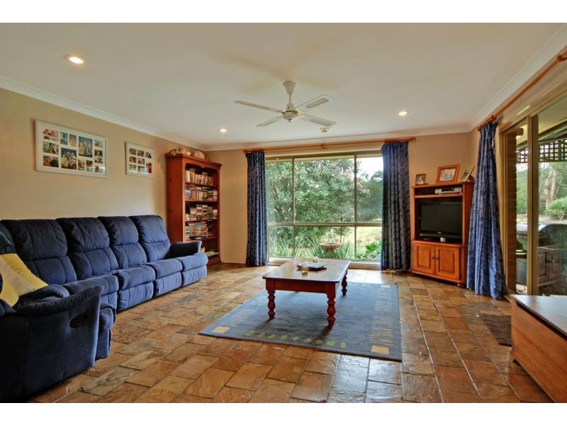 21 Tartarian Crescent, Bomaderry NSW 2541