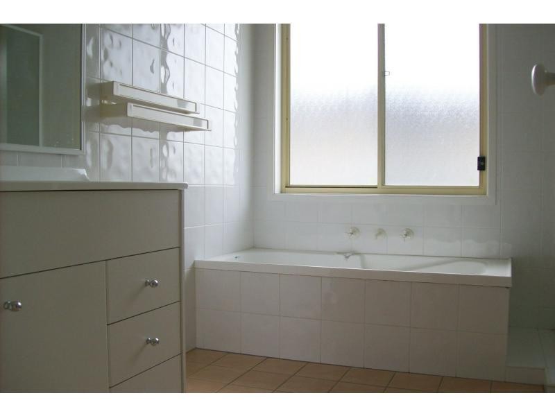 2 Guinea Flower Crescent, Worrigee NSW 2540