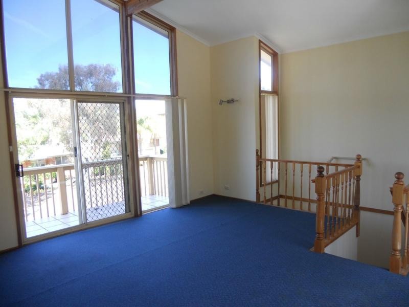 25 Phoenix Crescent, Casula NSW 2170