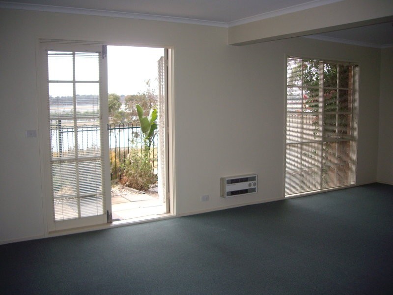 9/2 Ballarat Road, Footscray VIC 3011