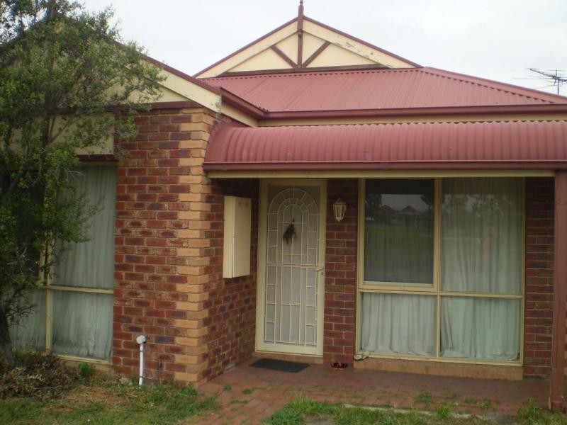 21 Rossiter Avenue, Roxburgh Park VIC 3064