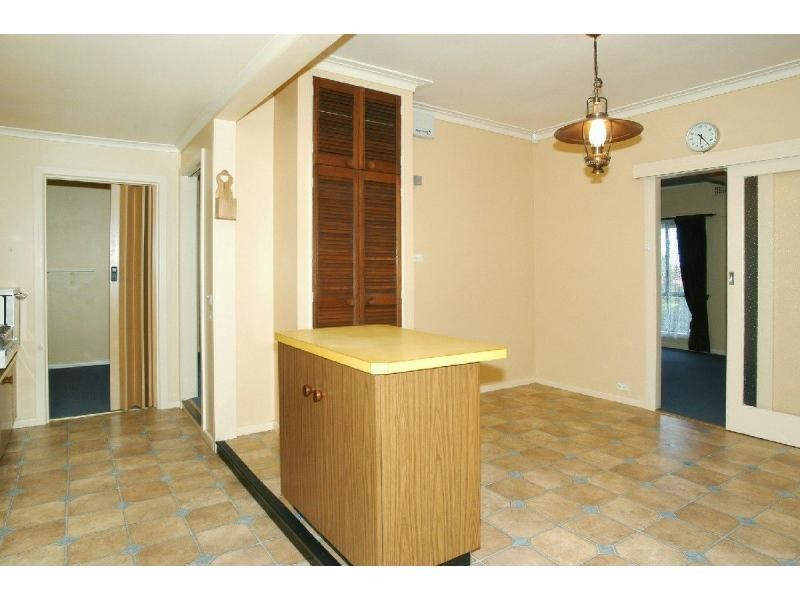 6 Grevillia Road, Oak Park VIC 3046