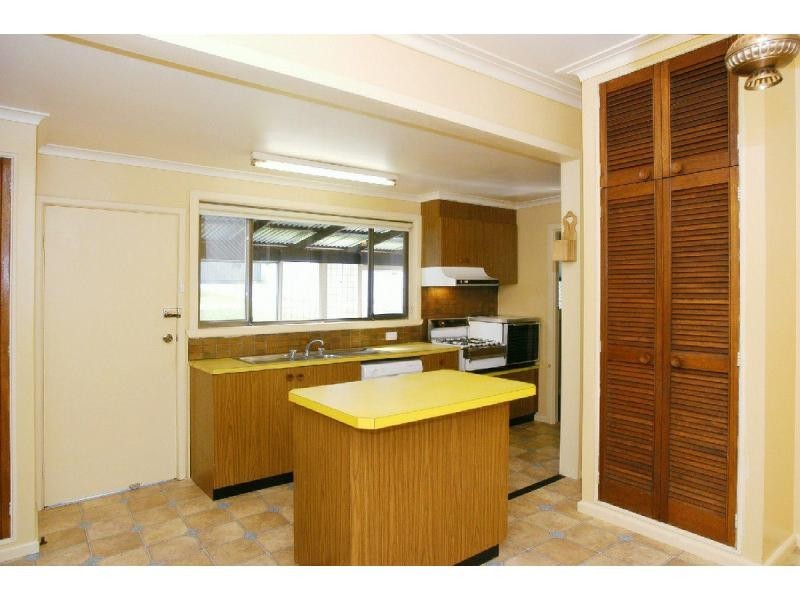 6 Grevillia Road, Oak Park VIC 3046