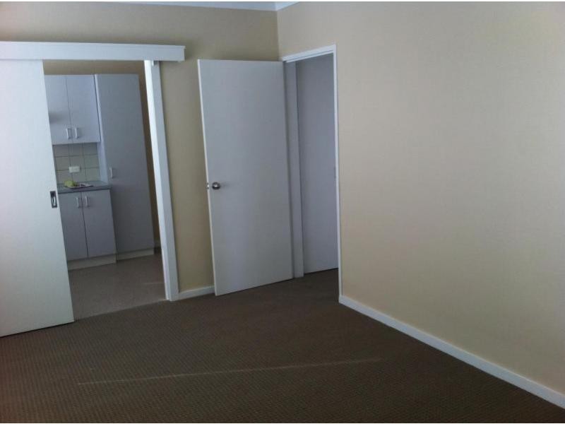 8/11 McCulloch Street, Essendon VIC 3040