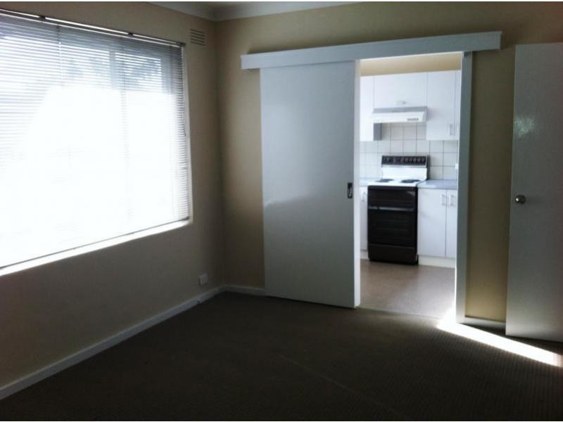 8/11 McCulloch Street, Essendon VIC 3040