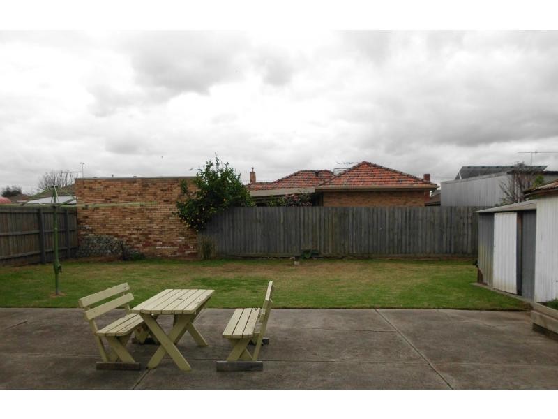 8 Oakbank Grove, Pascoe Vale VIC 3044