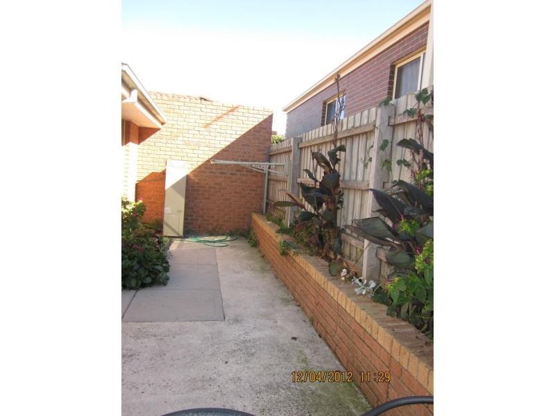 2/31 McNamara Avenue, Airport West VIC 3042
