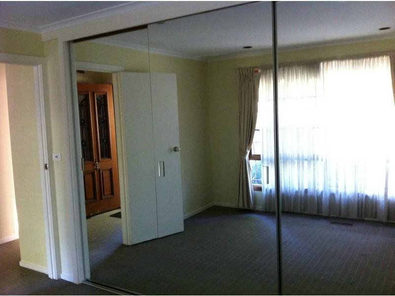 8 North Avenue, Strathmore VIC 3041