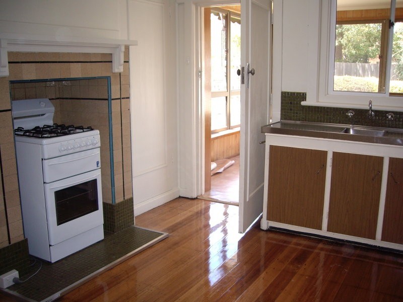 8 Columban Avenue, Strathmore VIC 3041