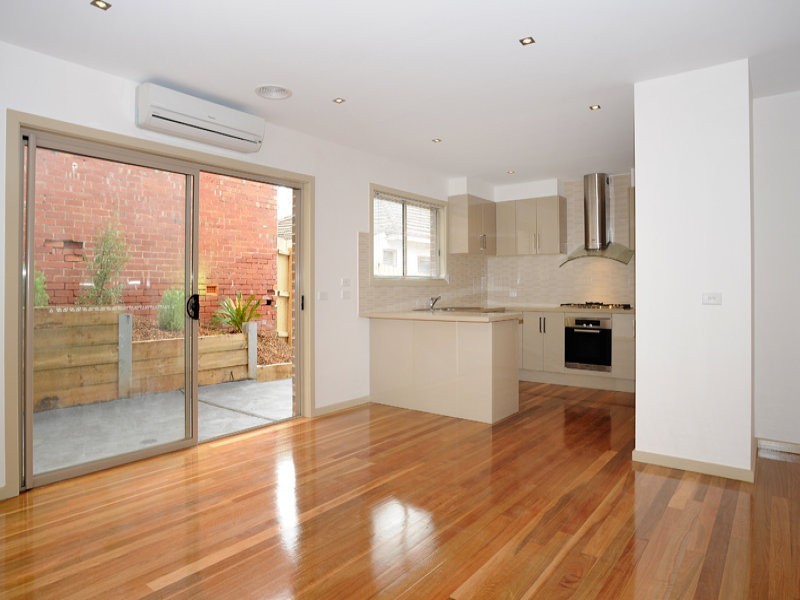 2/389 Pascoe Vale Road, Strathmore VIC 3041